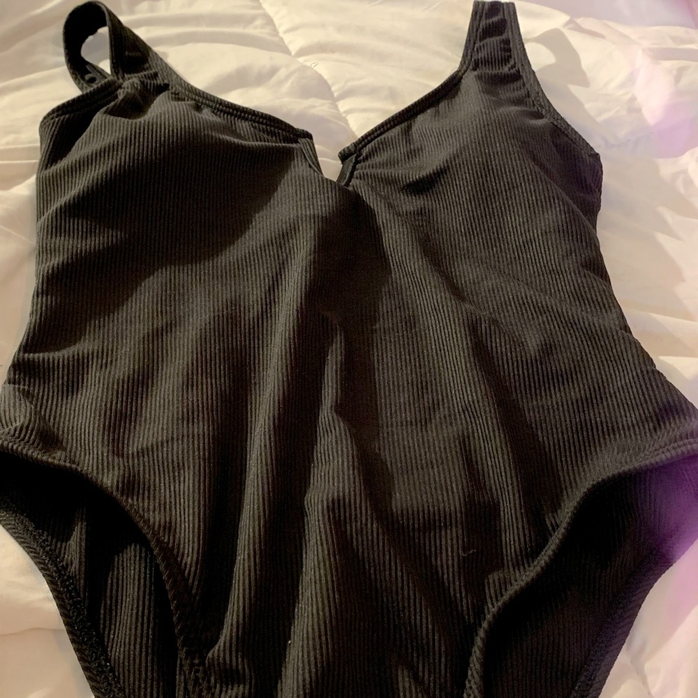 Cheeky Low Cut Scoop Back Blk One piece 👙